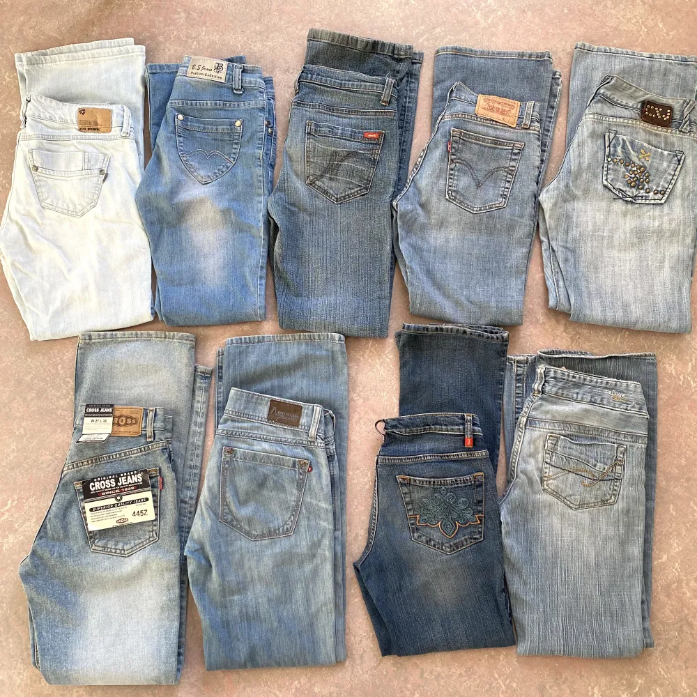 Säljer massor av lågmidjade utsvängda+raka jeans🤩PASSA PÅ OCH KÖP🥳⁉️Kom privat vid funderingar💗 alla sålda . Jeans & Byxor.