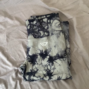 Legging - Whole new leggings from limitless, that i bought for 45$ from the UK. Super comfy and new as i never wore them due to the size. If you want more pics let me know!❤️ we can discuss the price as well:)