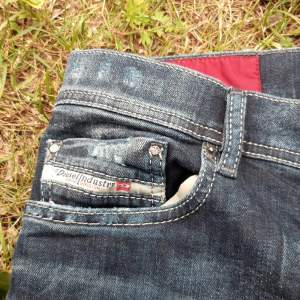 Ett par snygga diesel jeans i en marinblå färg. Helt äkta och har lite spår av användning 