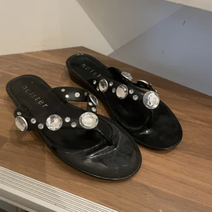 Holster flipflops med diamanter  - Svarta Holster flipflops med diamanter. Nypris 402kr och är nästintill oanvända
