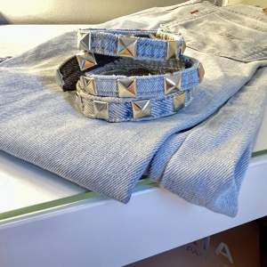 Säljer handgjorda jeans armband. Välj mått och denim (se bild 2). Säljs för 80kr och frakt. Skriv gärna för fler bilder eller information om du undrar över något💙  FRI FRAKT VID KÖP AV 2