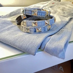 JEANSARMBAND  - Säljer handgjorda jeans armband. Välj mått och denim (se bild 2). Säljs för 80kr och frakt. Skriv gärna för fler bilder eller information om du undrar över något💙  FRI FRAKT VID KÖP AV 2