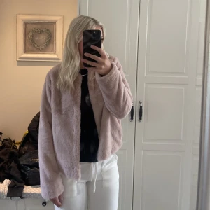 Jacka  - Säljer min rosa gulliga jacka från h&m då den aldrig kommit till användning. Helt oanvänd så precis som nyskick köpt för 300☺️