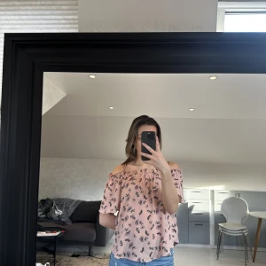 Blommig topp - Jag har ärvt denna & den passar inte min stil. Fint skick storlek s