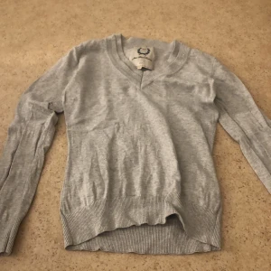 3 tröjor!!! - 1.Jättefin tröja som inte går att köpa längre original pris 249 säljer för 150kr storlek S .2. Tio från SHEIN köpt för 59kr säljer för 20kr och storlek S. 3. GANT tröja jätteskön men används inte ny köpt för 649kr och säljer för 250kr storlek S.