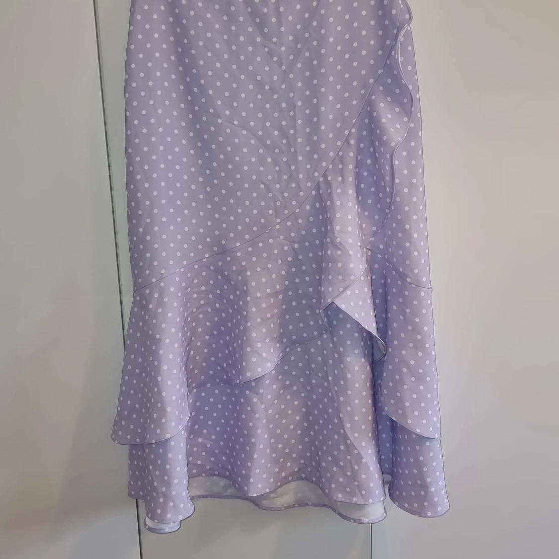 Lilaprickig volangkjol NA-KD