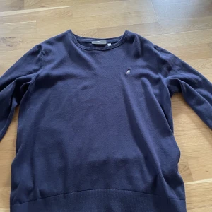 Peak Performance Tröja - Mörkblå peak performance tröja som är märkt med storlek large men är mellan Medium och large. Skick 6-7/10