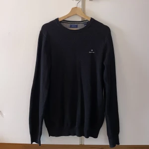 Gant tröja - Säljer min nästan oanvända gant tröja i svart. Lite luftigare tyg. Skriv för fler bilder!