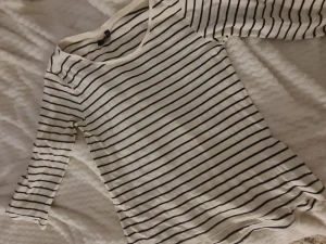 Trekvartsärmad tröja - Säljer denna trekvartsärmade randiga tröjan. Säljer pga av att den är för stor. Storlek L men känns som S eller M. Nyskick. Pris kan diskuteras.