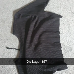 Kort topp - Kort svart topp