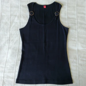 Svart vintage linne/topp i bomull från Esprit  - Svart vintage linne från Esprit. Så snyggt med detaljerna på axelbanden. I fint skick men lite urtvättat. Mjukt och stretchigt. Storlek XS/S.