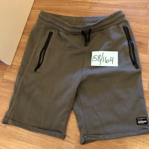 Shorts  - Shorts gröna. Knappt använda och inköpta förra sommaren. 