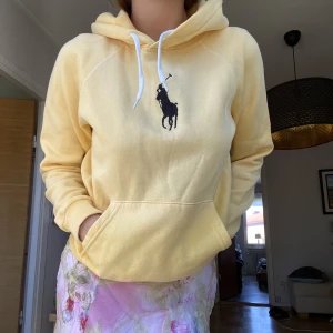 Polo Hoodie  - Ralph Lauren polo hoodie i storlek S. Endast andvänder ett par gånger. Har ett litet hål ovanför polo loggan. Gul med svart logga. Original pris: runt 1000sek. Medela gärna om frågor 