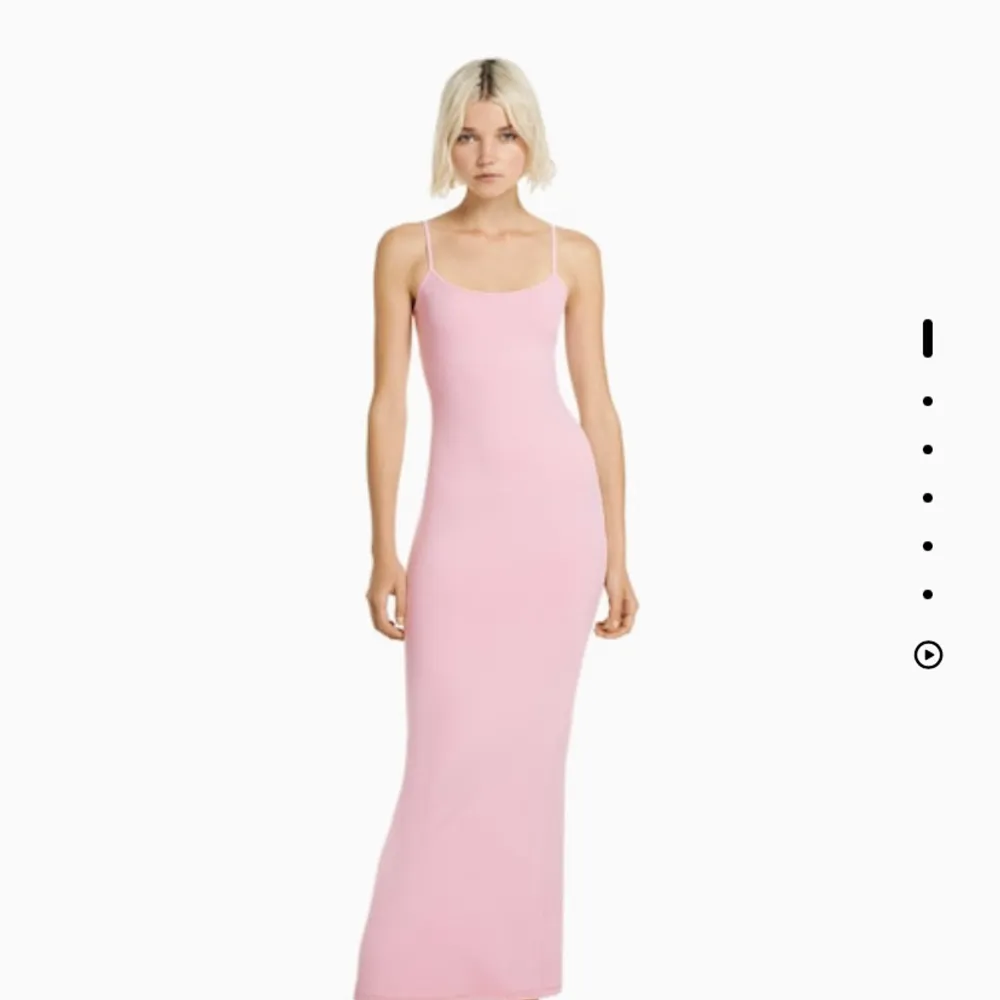 Lång rosa klänning som liknar skims klänningen, sitter tight men stretchig så passar flera storlekar!. Klänningar.