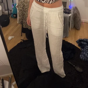 Linne byxor - Säljer mina super sköna linne byxor då de inte används, de är lite genomskinliga men inget men tänker på💕 de är i storlek xxs men passar mig som oftast har S och M