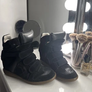 Isabel marant skor  - Intressekoll på mina svarta isabel marant skor storlek 39 passar dock mig med 37/38  🌷💛😊🥳  jätte bra skick, ser helt nya ut, kan mötas i Stockholm eller frakta! Köpta för cirka 5 000kr 