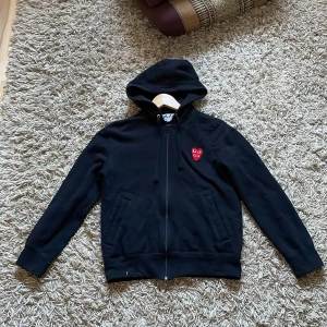CDG hoodie - Hej jag väljer att sälja denna fina hoodie som inte kom till använda eftersom storlek. Den sitter tight för storleken och den är i mint kondition, kvitto finns. Är S men sitter XS