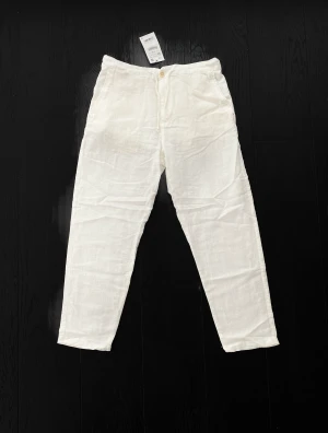 Linnebyxor  - Storlek 42  Helt nya och oanvända samt eftertraktade vita linnebyxor från Zara! Ej använda pga fel storlek.   Kan fraktas säkert och smidigt i hela Sverige om frakt betalas och möjlighet till snabb affär på plats!