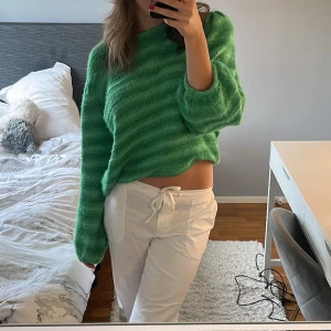 Stickad tröja  - Jättemysig grön stickad tröja från Lindex i storlek M, superskön och jättefin färg speciellt till sommaren!!