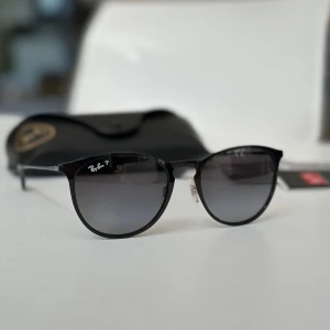 Rayban solglasögon  - Säljer ett par solglasögon från märket Rayban i modellen Erika. Aldrig använda och är därmed i superbra skick!