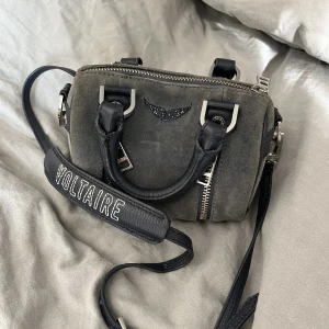 Zadig sunny  - Zadig sunny i den lilla modellen, har några små dekfekter på själva tyget men annars i fint skick🥰 dustbagen finns