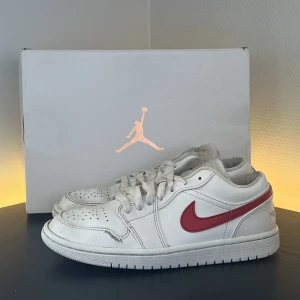 Air Jordan 1 Low White University Red - Air Jordan 1 Low White University Red🍄. Populär sneaker i en färg perfekt för sommaren🏝️. Storlek 38✅. Originalbox medföljer👍. Äkta🍀. Passar både killar och tjejer👫. Skicka meddelande för frågor / fler bilder🤝. 