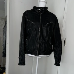 Sliten skinnjacka - Sliten men cool som fan, dm för mer info 