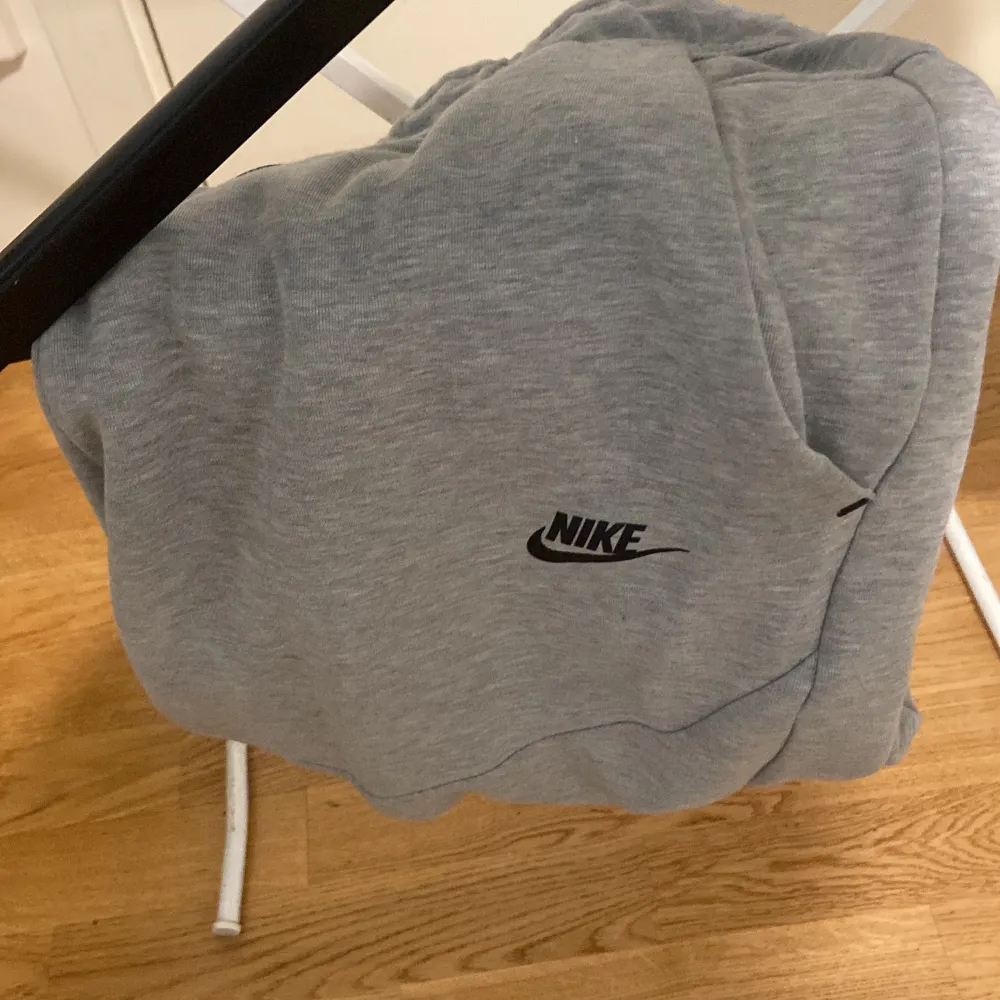 Nike tech byxor i bra skick helgråa storlek M. Jeans & Byxor.