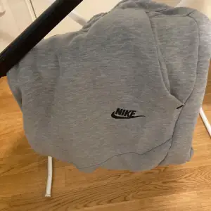 Nike tech byxor i bra skick helgråa storlek M