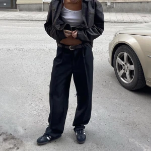 Adidas spezial skor - Adidas handball spezial skor str 38 2/3 i fint skick, endast använda några gånger. Väldigt populära & sköna sneakers som är väldigt inne just nu. Nypris 1199kr  (2 av bilderna är lånade från Lisa Sidéns instagram)