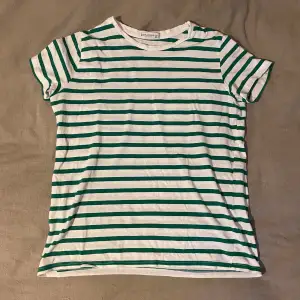 Grön randig tshirt från stradivarius i storlek M💚 Köpt för 250kr säljer för 100kr, inga synliga defekter🙌🏼