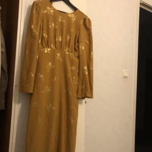 Klänning  - Jätte fint klänning passar bra på fester 🥳 eller gå ut med den .