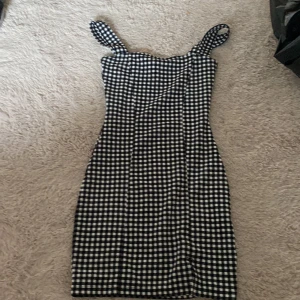 Ass snygg klänning  - En svart vit rutig klänning. Helt oanvänd.
