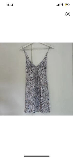 Blommig klänning - Så somrig och söt klänning från pull & bear med öppen rygg💙