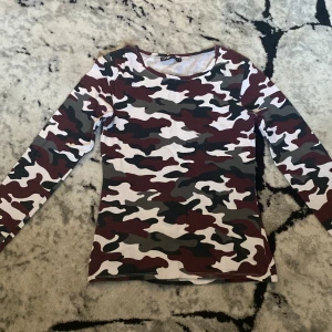Tröja - Camouflerad tröja i S passar även xs från new yorker. Jätte fin passform måste jag tillägga