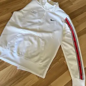 En vit Nike tröja med krage  Bara testad  Inga hål  Herr strl S