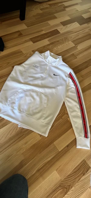 Nike tröja  - En vit Nike tröja med krage  Bara testad  Inga hål  Herr strl S