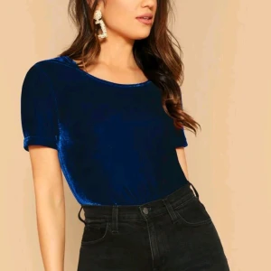 Blå tröja i sammet  - Blå tröja i sammetsliknande material. Stor mängdrabatt när du köper fler saker! Köp 3(+) plagg 15% rabatt.  Köp 5(+) plagg 20% rabatt. Köp 10 (+) plagg 25% Samfraktar givetvis! 