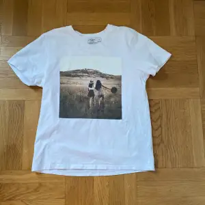 Vit t-shirt med rund hals och Photo tryck. Fint skick Frakt betalas av köpare