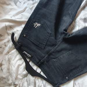 Svarta lågmidjade jeans i fint skick!