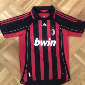 Retro fotbollströja från AC Milan säsong 06/07. Pris kan diskuteras.