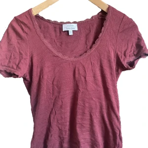 Tröja - Jättesöt vinröd tröja med spets och en gullig hjärtdesign på tyget 💕