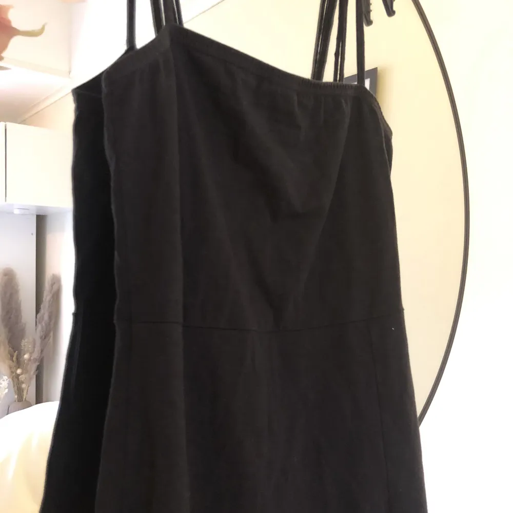 En basic svart klänning från Even&Odd i storlek s . Tajt i modell med en liten slits. Fint skick då den använts fåtal gånger eftersom jag växt ur den. . Klänningar.