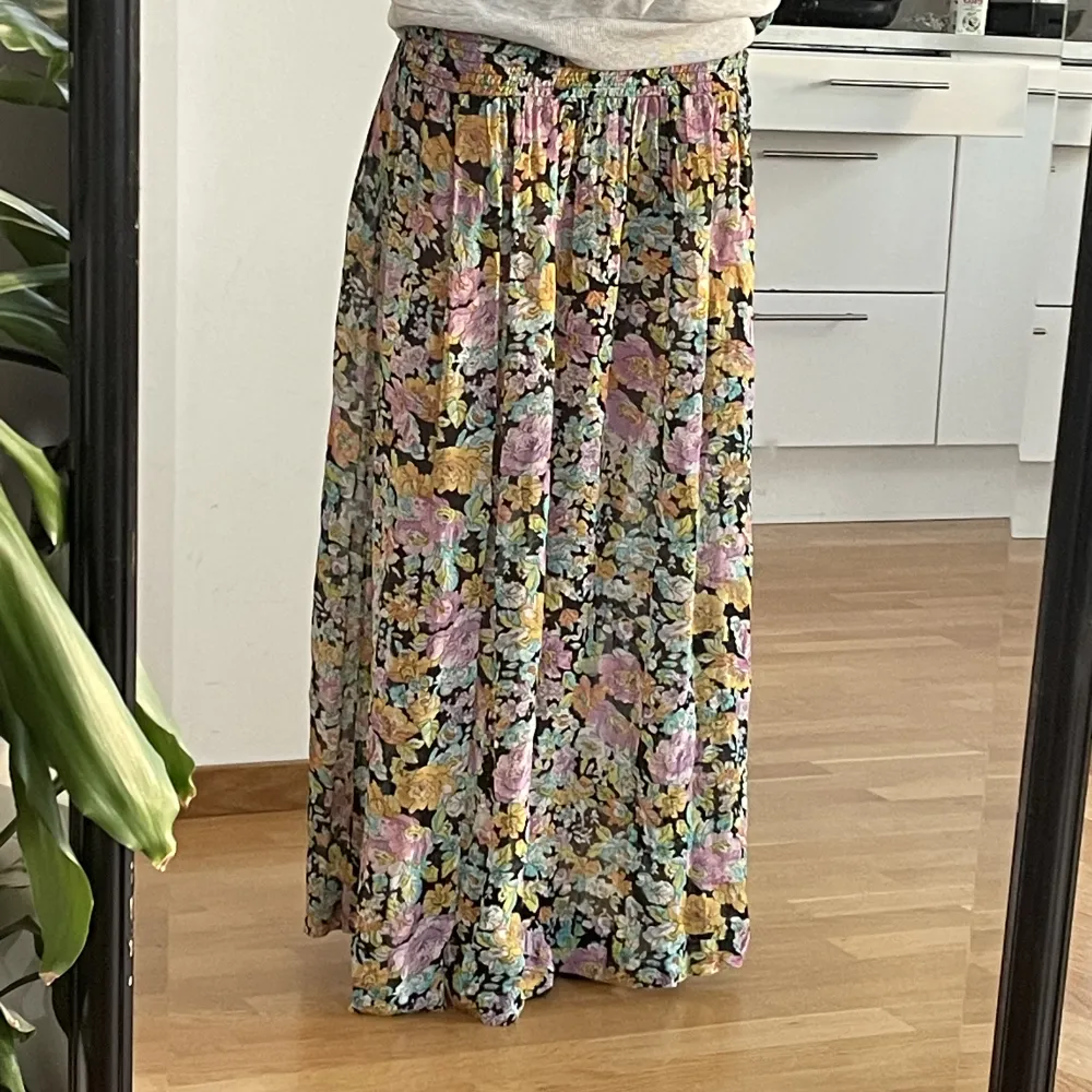 Säljer denna super snygga lång kjolen då den tyvärr inte kommer till någon användning längre. Jättefint skick på kjolen😍💗 Storlek 40 men passar även mindre och större storlekar! Kontakta mig ifall att du är intresserad❤️. Kjolar.