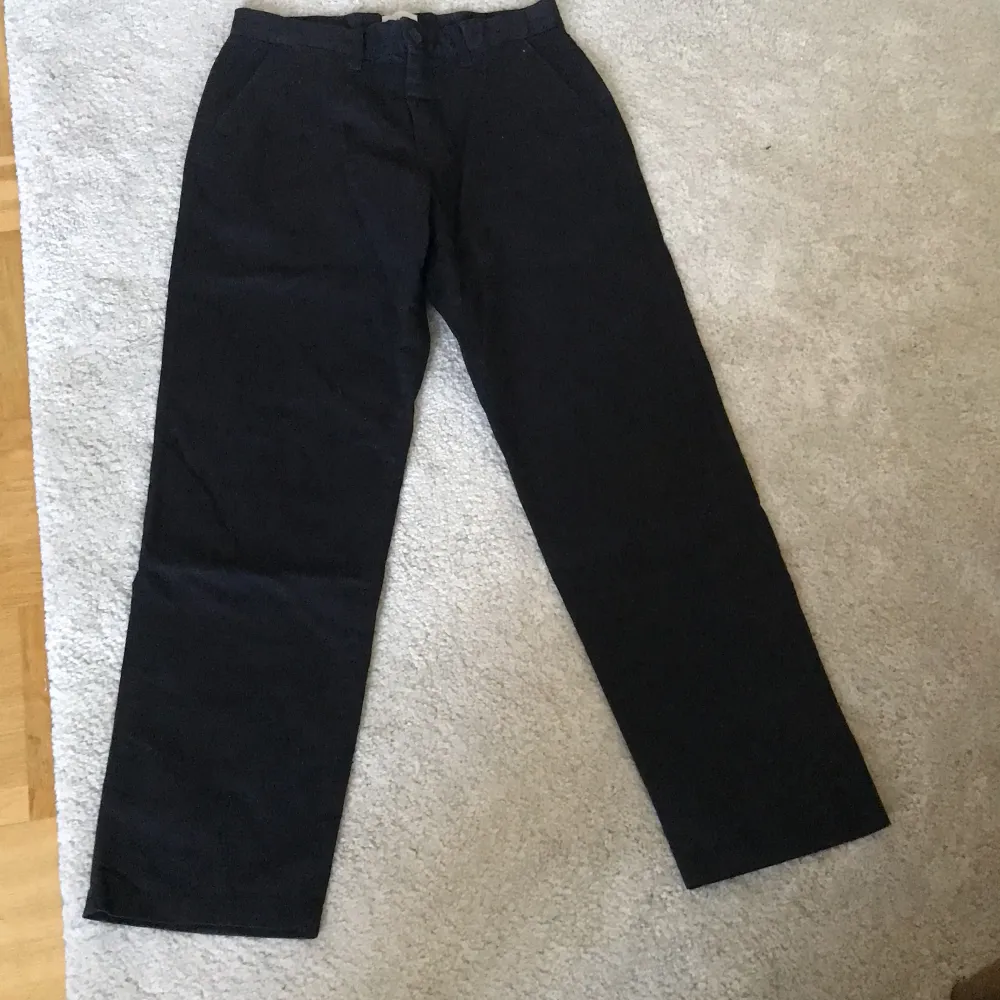 Mörkblå chinos från H&M.  Mycket fint skick. Som nya.  Regular fit Storlek: 29. 175 centilong. . Jeans & Byxor.