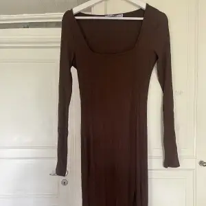 Brun klänning med slits från NA-KD strl M. Använd 1 gång