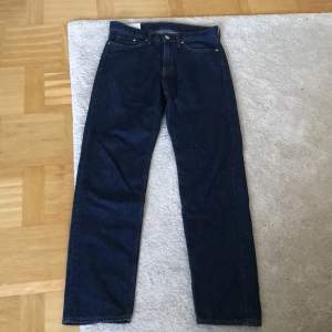 Mörkblå jeans, relaxed fit från H&M.  Storlek 30/32 Mycket fint skick. Använda någon enstaka gång. 