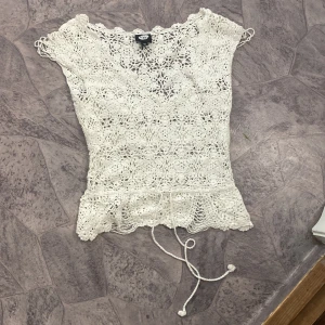 Söt topp - en jättesöt topp från logo. aldrig andvänd och jättebra skick. strlk 10 men funkar säkert som S/M. urringad och söta glitterdetaljer. man kan även dra in den i midjan med snöret💕 perfekt för sommaren! 