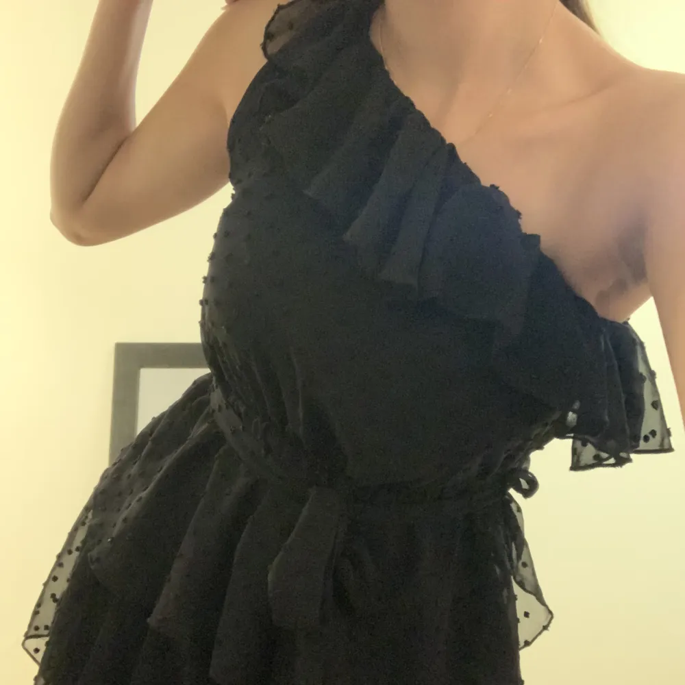 Super fin svart klänning med volang, knytning runt midjan, och en knytning över ena axeln, säljer då den inte används längre❤️. Klänningar.
