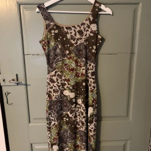 mönstrad klänning - fin klänning från street one🙌 köpt här på plick för ett tillfälle men kommer inte användas mer så säljer nu den vidare🌼 bra skick, andra bilden är lånad🌻